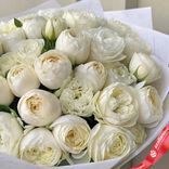 Маленькое фото 3: Букет из 25 белых кустовых пионовидных роз