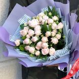 Маленькое фото 2: Букет из 7 кустовых светло-розовых роз в фиолетовой пленке