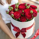 Маленькое фото 1: Композиция из 13 пионовидных роз в коробке "Цветочное сердце для признания в чувствах"