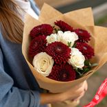Маленькое фото 1: Яркий микс из 7 бордовых хризантем и белых роз в крафтовой бумаге «Королевский вечер»