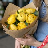 Маленькое фото 1: Букет из 7 желтых пионов в крафте, Голландия