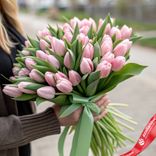 Маленькое фото 1: Букет из 51 розового тюльпана с зеленой лентой, Россия