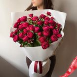 Маленькое фото 1: Букет из 9 кустовых пионовидных красных роз