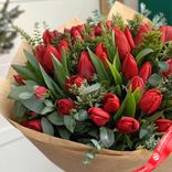 Маленькое фото 2: 60 красных тюльпанов с зеленью в крафтовой упаковке