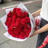 Маленькое фото 1: Букет из 50 алых гвоздик в белой крафтовой бумаге