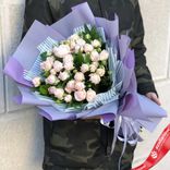 Маленькое фото 1: Букет из 7 кустовых светло-розовых роз в фиолетовой пленке