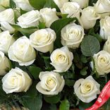 Маленькое фото 4: Букет из 51 белой розы и зеленью в корзине, 50 см, Россия