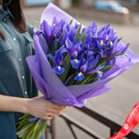 Маленькое фото 1: Букет из 25 синих ирисов в фиолетовой пленке