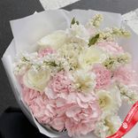 Маленькое фото 2: Букет из роз, гвоздик, гортензии и сирени «Вкусный зефир»