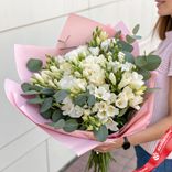 Маленькое фото 1: Букет из 101 белой фрезии с эвкалиптом в розовой пленке