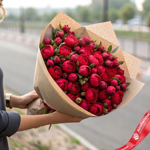 Букет из 50 красных пионов в крафте