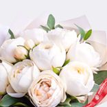 Маленькое фото 2: Букет из 9 белых пионов и эвкалипта в крафте