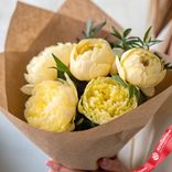 Маленькое фото 2: Букет из 5 желтых пионов в крафте, Голландия