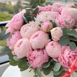 Маленькое фото 2: Букет из 50 розовых пионов с эвкалиптом в белой коробке