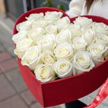 Маленькое фото 1: Композиция из 25 белых роз в коробке "Cердце которое говорит за вас"