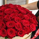 Маленькое фото 3: Букет из 51 красной розы в бежевой коробке, Россия, 40 см