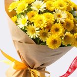 Маленькое фото 3: Букет из 9 желтых кустовых хризантем в крафте с лентой, Голландия