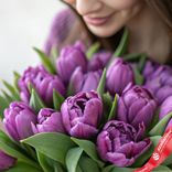 Маленькое фото 2: Букет из 15 фиолетовых пионовидных тюльпанов