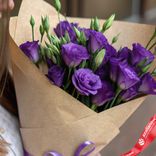 Маленькое фото 2: Букет из 11 фиолетовых лизиантусов в крафте