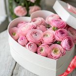 Маленькое фото 1: Композиция из 17 ранункулюсов в коробке "C нежностью и очарованием"