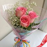 Маленькое фото 1: Букет из 3 розовых роз с гипсофилой в цветной пленке с лентой, 40 см, Эквадор