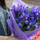 Маленькое фото 2: Букет из 25 синих ирисов в фиолетовой пленке