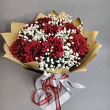 Фото флориста 1: Букет из 9 кустовых бордовых хризантем с гипсофилой в крафте, Голландия