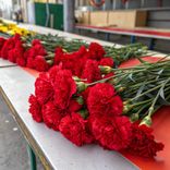Маленькое фото 2: Букет из 40 красных гвоздик