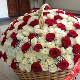 Маленькое фото 2: Букет в корзине из 1001 белой и красной розы, 80 см, Россия