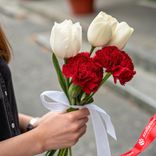 Маленькое фото 1: Букет из 3 белых тюльпанов и 2 красных гвоздик с лентой