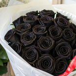 Маленькое фото 2: Букет из 21 черной розы в белой пленке, 50 см, Россия