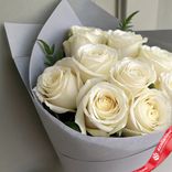 Маленькое фото 2: Букет из 9 пионовидных роз в серой упаковке «Белая сказка»