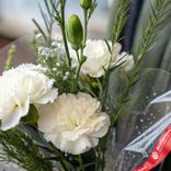Маленькое фото 3: Букет из 3 белых гвоздик с зеленью в пленке, Диантус, Голландия