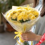 Маленькое фото 1: Букет из 19 желтых гвоздик в пленке с лентой, Голландия