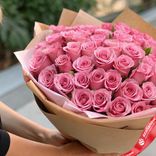 Маленькое фото 2: Букет из 45 розовых роз в крафте с лентой, 70 см, Россия