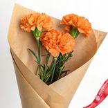 Маленькое фото 2: Букет из 3 оранжевых гвоздик в крафте, Диантус, Голландия