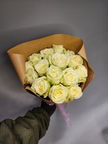 Фото флориста 6: Акция! Букет из 15 белых роз в крафте
