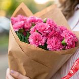 Маленькое фото 2: Букет из 10 гвоздик малиновых в крафте, Диантус, Голландия