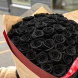 Маленькое фото 2: Букет из 55 черных роз в крафте с красной лентой, 50 см, Россия