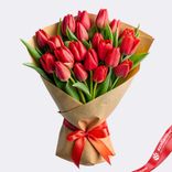 Маленькое фото 1: Букет из 17 красных тюльпанов в крафте с лентой
