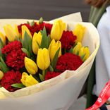 Маленькое фото 3: Букет из 17 желтых тюльпанов и 12 красных гвоздик в белой бумаге с лентой