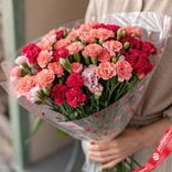 Маленькое фото 1: Тепло весны: 50 коралловых и малиновых гвоздик в пленке