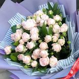 Маленькое фото 3: Букет из 7 кустовых светло-розовых роз в фиолетовой пленке