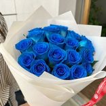 Маленькое фото 2: Букет из 15 синих роз в белой бумаге
