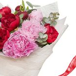 Маленькое фото 3: Букет из 6 красных и 5 розовых пионов
