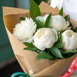 Маленькое фото 2: Букет из 5 белых пионов в крафте с зеленой лентой