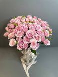 Фото флориста 1: Букет из 25 кустовых пионовидных розовых роз
