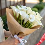 Маленькое фото 2: Букет 17 белых калл в крафте, с белой лентой