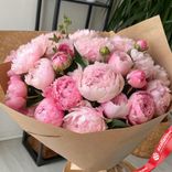 Маленькое фото 1: Букет из 25 розовых пионов в крафте