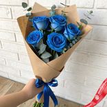 Маленькое фото 1: Букет из 5 синих роз в крафте
